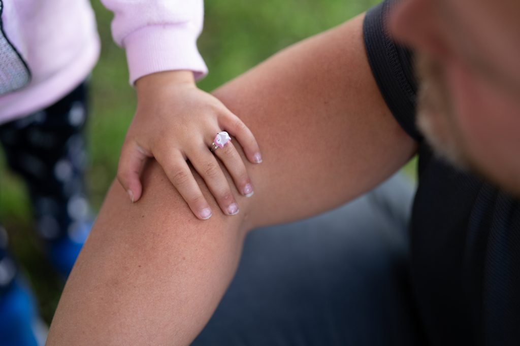 kinderhand auf vaterarm verbindung