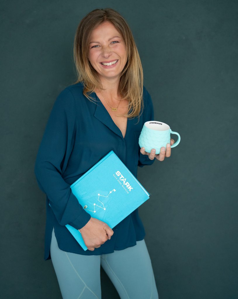 franka wappler mit teetasse und "stark" buch